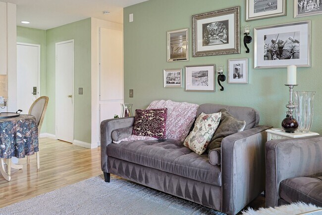 Building Photo - Beautiful 2 Bed, 2 Bath Condo in 62+ Community – Furnished or Unfurnished