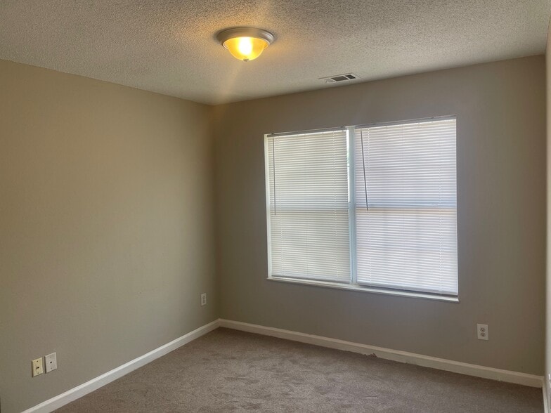 Building Photo - 6350 Klondike River Rd