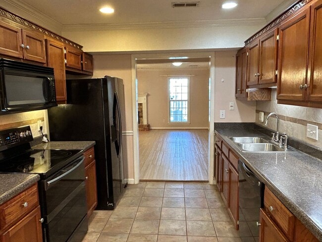 Building Photo - 273 Ivy Pl