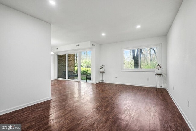 Building Photo - 8002 Le Havre Pl