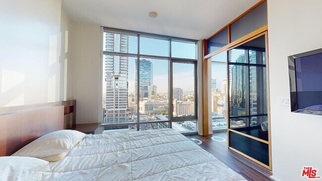 Building Photo - 1100 S Hope St