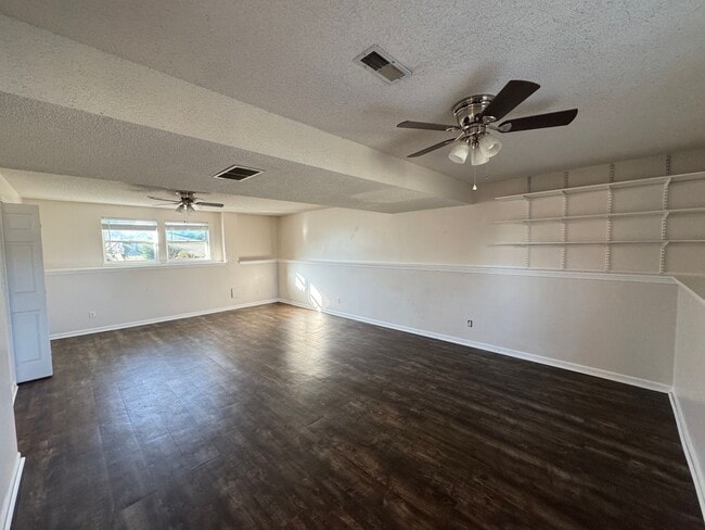 Building Photo - short term lease available