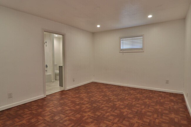 Building Photo - Roommate- Friendly 4 bedroom, 2 Bath Home Near UNR
