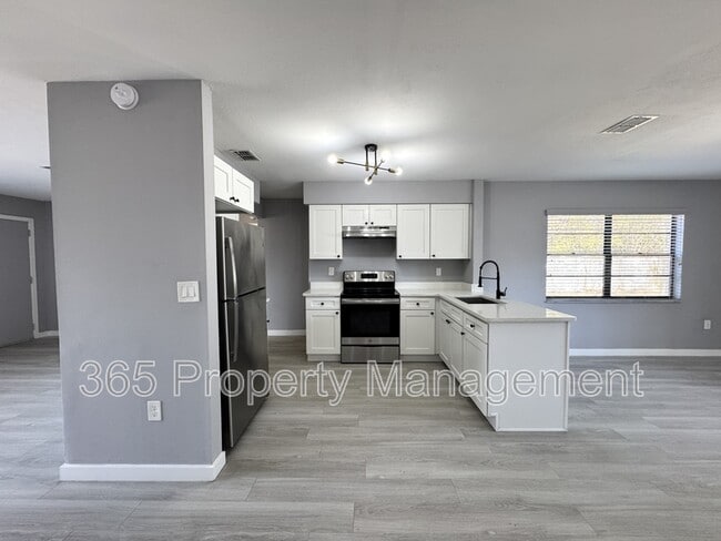 Building Photo - 3028 Clewiston St