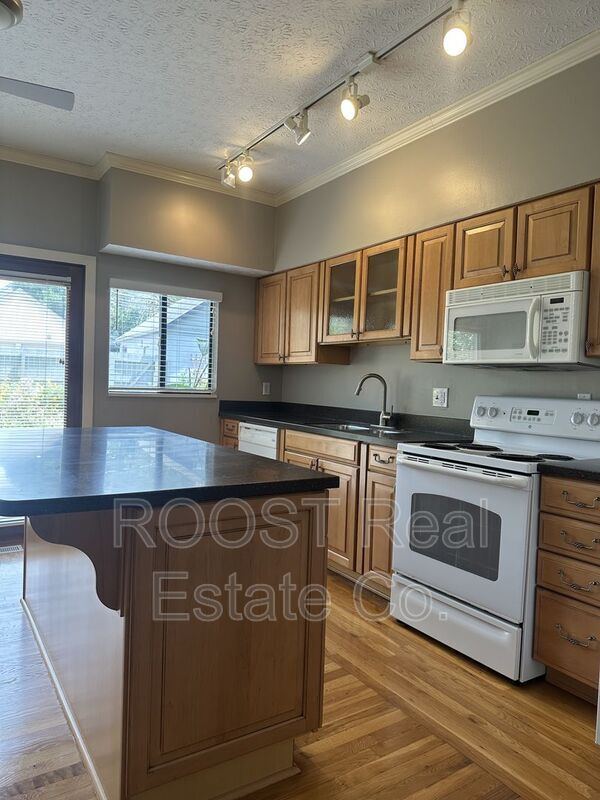 Building Photo - 820 Summit St