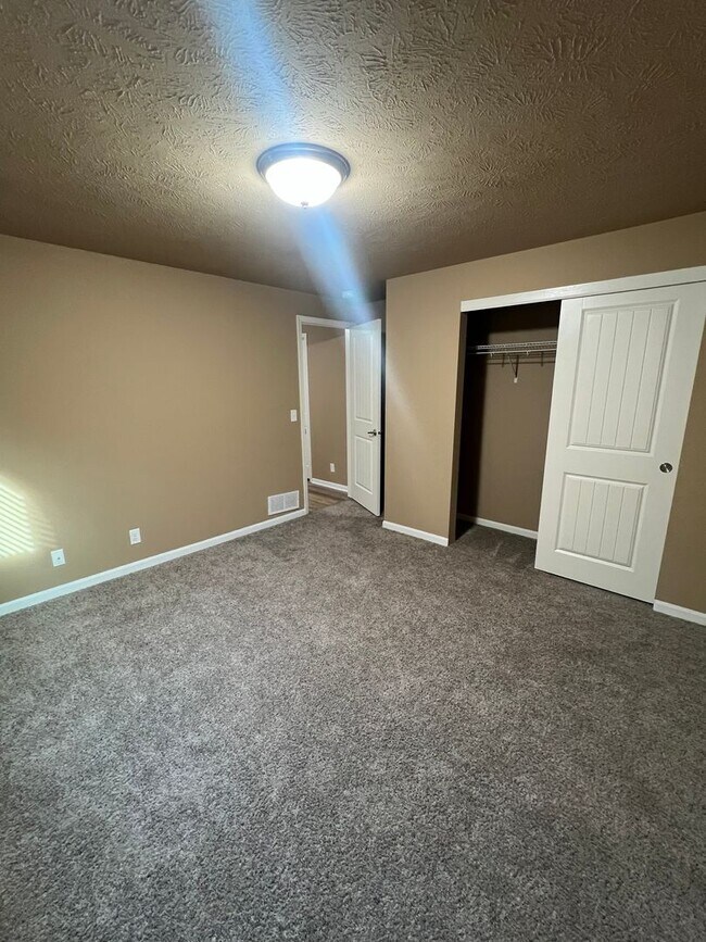 Building Photo - 1/2 month off moving special if move in prior to 03/15/2026 - Beautiful 3 bed 2 bath house w 2 ca...