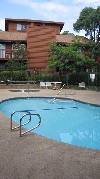 Building Photo - 3180 Country Club Dr