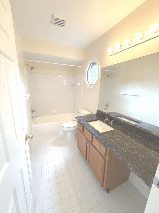 Building Photo - 3112 Village Cir N