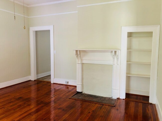 Building Photo - Plum Street-3 bedroom/2 bath home with large rocking chair front porch!