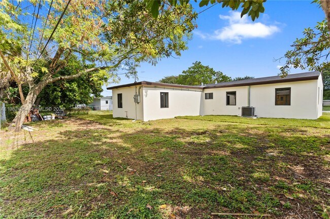 Building Photo - 15920 NW 17th Ct