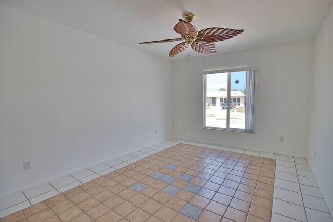Building Photo - Annual Unfurnished 2 Bedrooms 2 Bathrooms Pool Home Located in South Venice!