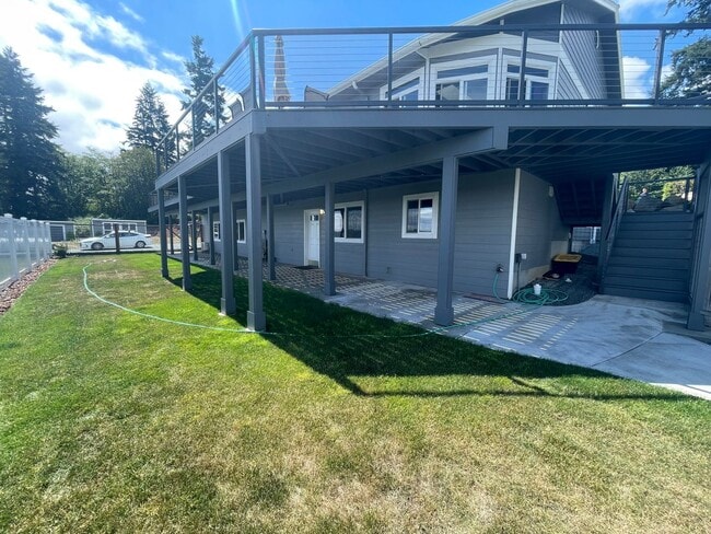 Building Photo - Spacious and Modern 3 Bedroom Sunlit Basem...
