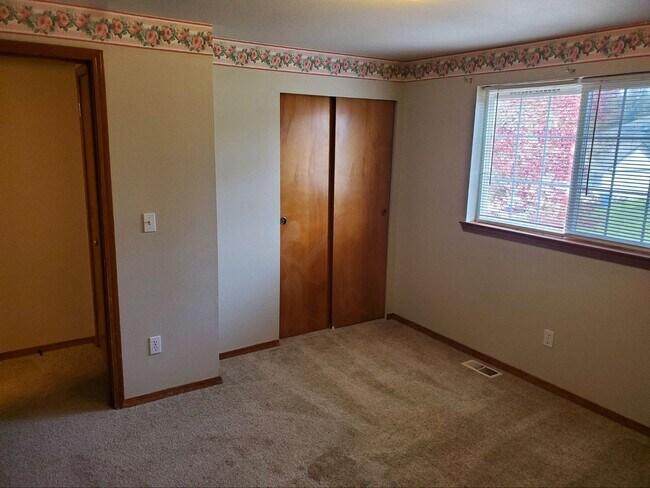 Building Photo - **PENDING APP**Beautiful 3 Bed 2.5 Bath in Lacey