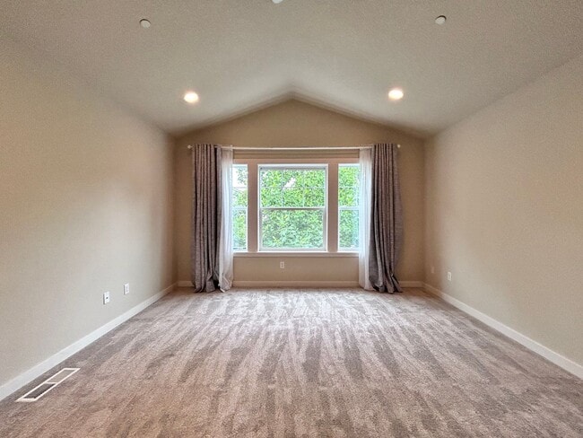 Building Photo - Incredibly Large 4 Bed 2.5 Bath Charmer!