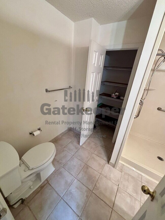 Building Photo - 644 N Fairfield Dr