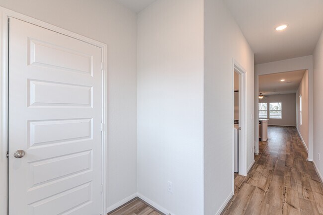 Building Photo - 100 Ashe Juniper Wy