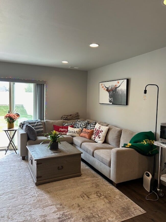 Building Photo - Beautifully Updated Town Home in the Heights with large, fenced yard