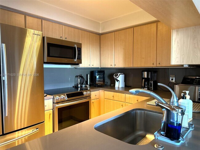 Building Photo - 2475 Brickell Ave