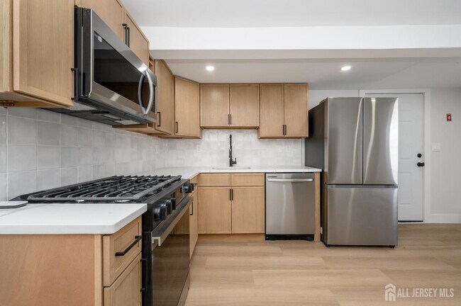 Building Photo - 8 Orchard St