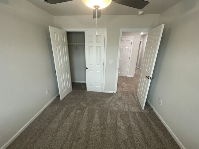 Building Photo - 3 bd 2.5 ba townhome