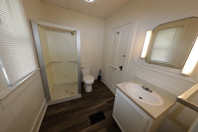 Building Photo - 521 Dewey Ave