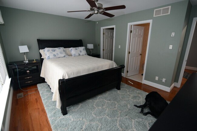 Building Photo - Single Family Townhome, 2 bedrooms, 3 full...