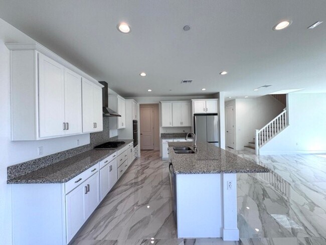 Building Photo - Spacious 5BD/3BA Home with Loft, Solar & B...