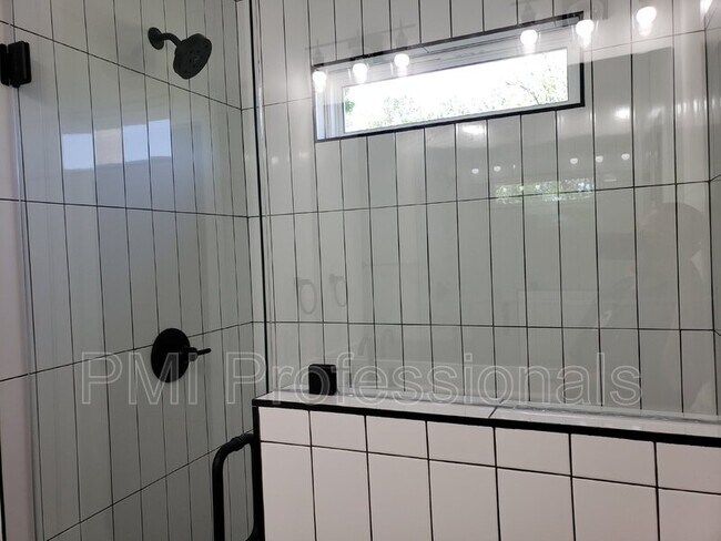 Building Photo - 215 Eisenhower Dr