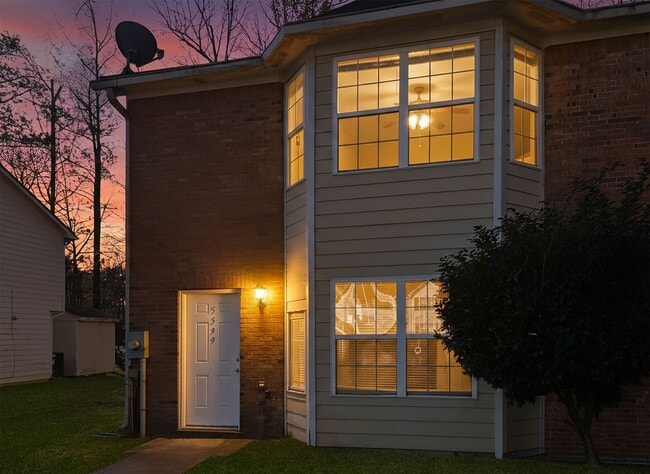Building Photo - Charming Forest Park Townhome with Modern Finishes