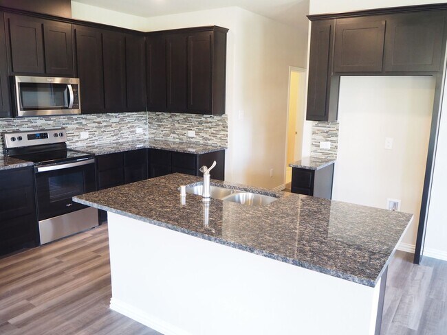 Building Photo - Like NEW 3 Bed - 3 Bath Townhome in Denton