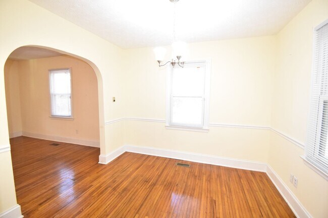 Building Photo - 2 Bedroom and 1 Bath Home (Pets Negotiable)