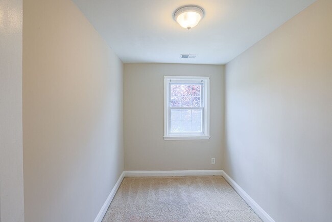 Building Photo - 1154 Elm Rd
