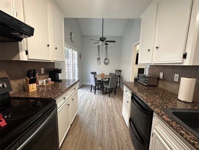 Building Photo - 13821 Hollowgreen Dr