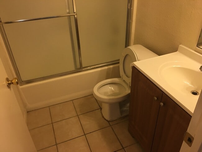 Building Photo - Beautifully Updated 2 Bed 2 Bath