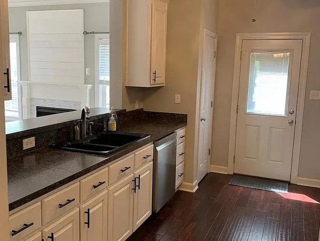 Building Photo - 401 Harper Ct