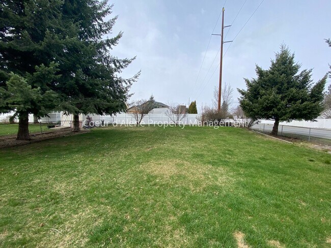 Building Photo - 3 bed house on corner lot in Post Falls!