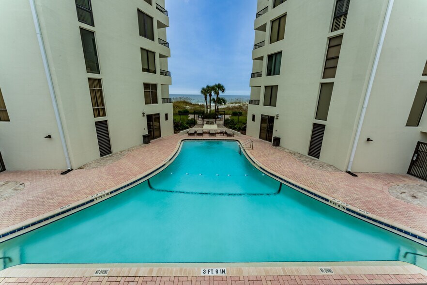 Building Photo - 2200 Ocean Dr S