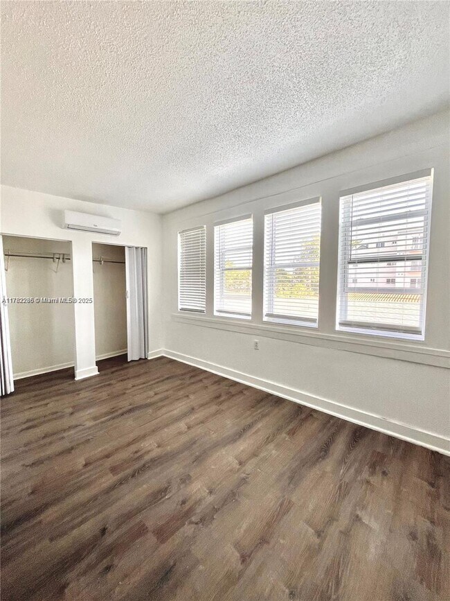 Building Photo - 501 SW 6th Ct