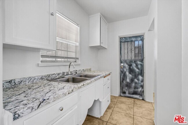 Building Photo - 820 S Grevillea Ave