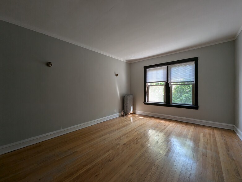 Building Photo - 2122 W Ainslie St