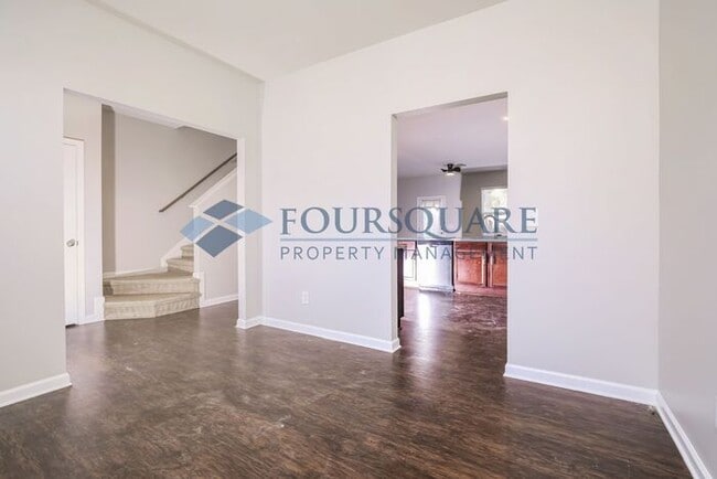 Building Photo - Conveniently Located Townhome With 3 Beds and 2.5 Baths