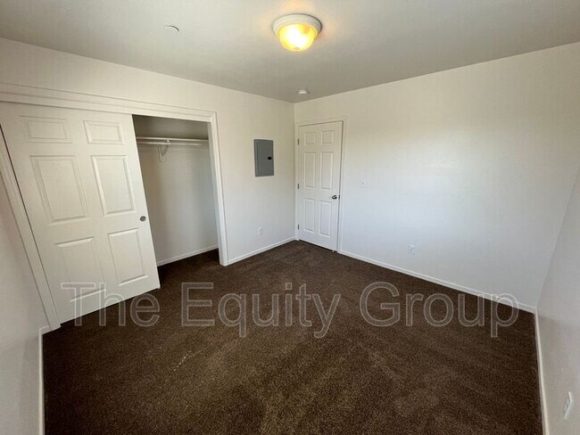 Building Photo - 2133 W Lark Ave