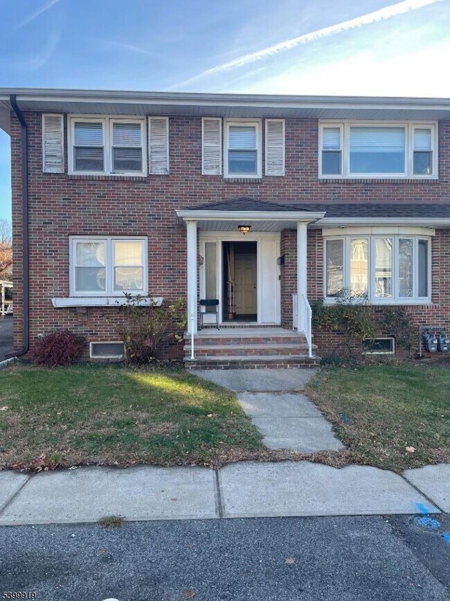 Primary Photo - 113 Hawthorne Ave