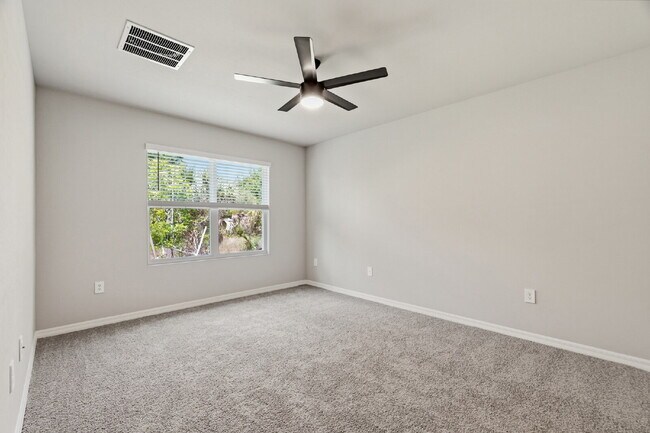 Building Photo - Spacious 4-Bedroom Gem with 2 Full Baths in Charming Punta Gorda Oasis!