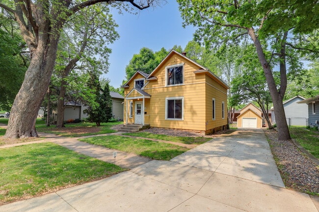 Building Photo - 215 N 3rd St
