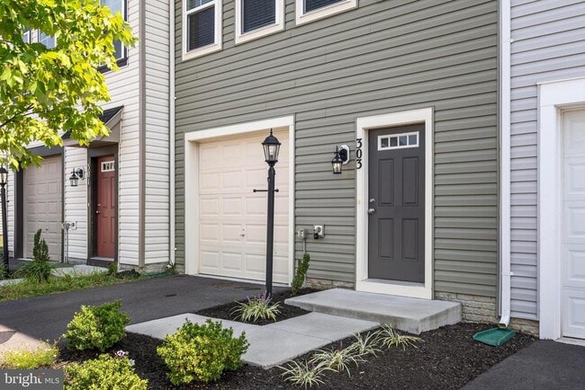 Building Photo - 303 Starry Way Dr