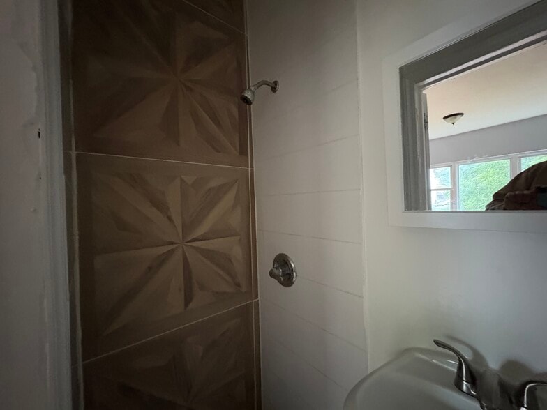 24 Beacon Ave 6 - 22 Beacon Ave