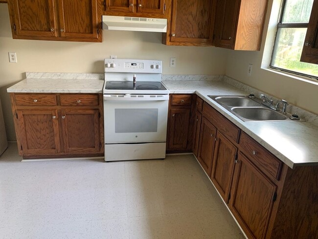 Building Photo - Quaint home located in City Limits