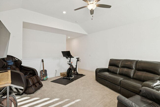 Building Photo - Luxurious living space *Fully furnished and impeccably designed*