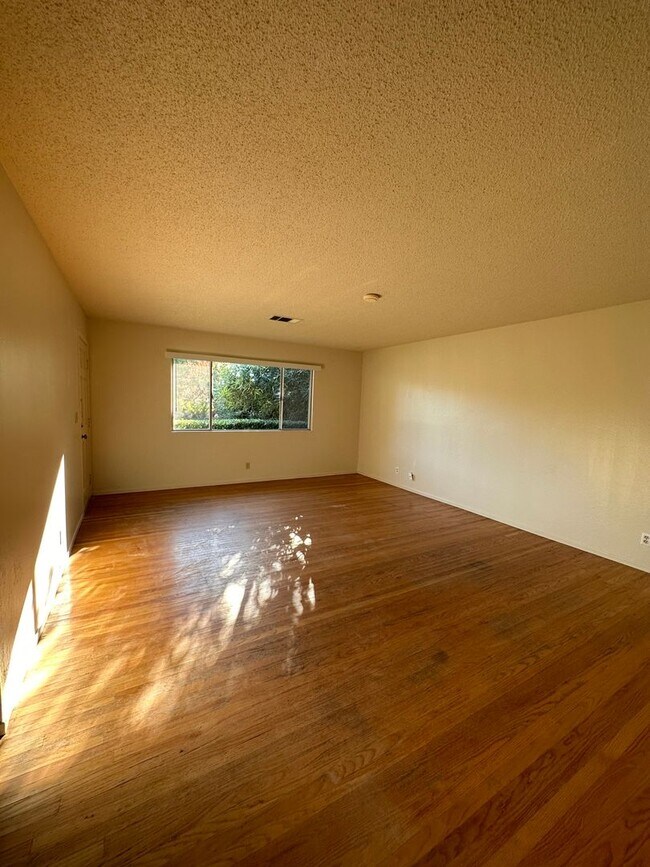 Building Photo - 2701 Blackburn Dr
